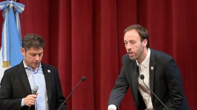El gobernador bonaerense, Axel Kicillof, junto al ministro de Hacienda, Pablo López. (Archivo)