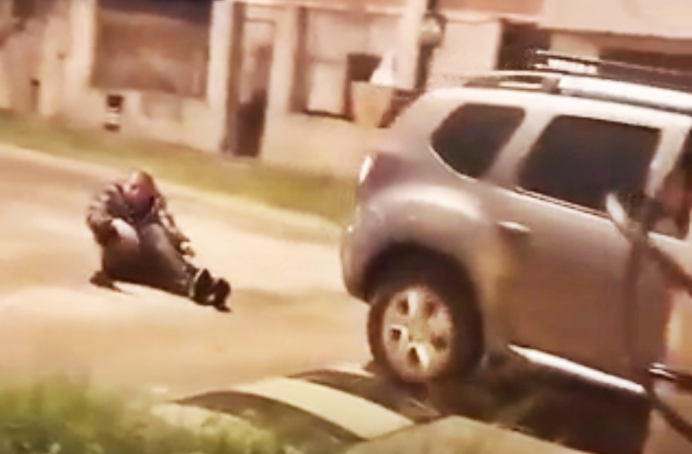 El presunto ladrón atado al vehículo y arrastrado por la calle.&nbsp;