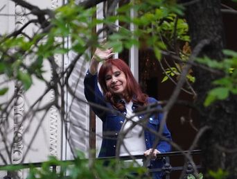 Anses notificó a la expresidenta Cristina Fernández de Kirchner para que devuelva los fondos percibidos por su jubilación y su pensión vitalicia. Anses notificó a la expresidenta Cristina Fernández de Kirchner para que devuelva los fondos percibidos por su jubilación y su pensión vitalicia.