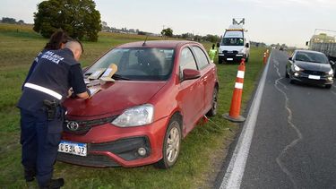 El auto del profesor de la UNLP quedó intacto en la banquina.