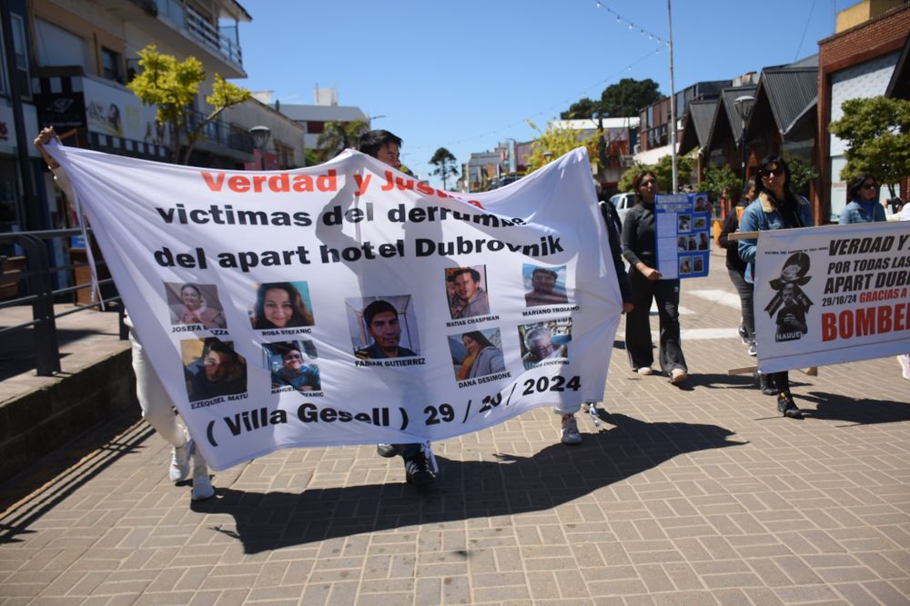 La marcha por el centro de Villa Gesell de familiares de las víctimas del derrumbe del Apart Hotel Dubrovnik.
