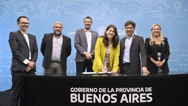 Kicillof y Cuattromo firmaron convenios con municipios.