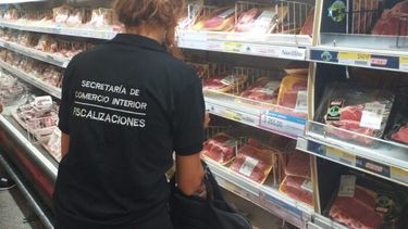 Un antiguo control de precios.