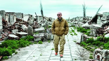 Año 2015. El Indio Solari recorre las ruinas de Epecuén durante una producción fotográfica de Edgardo Kevorkian.