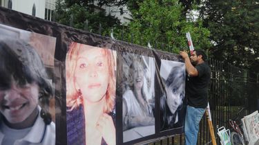 Las cuatro víctimas de la masacre, en un mural que se colgó en los tribunales durante el juicio de 2014.