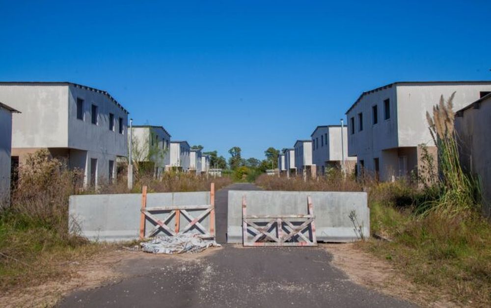Un complejo de viviendas abandonado.