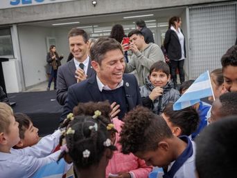 Axel Kicillof junto a alumnos en San Vicente. Axel Kicillof junto a alumnos en San Vicente.