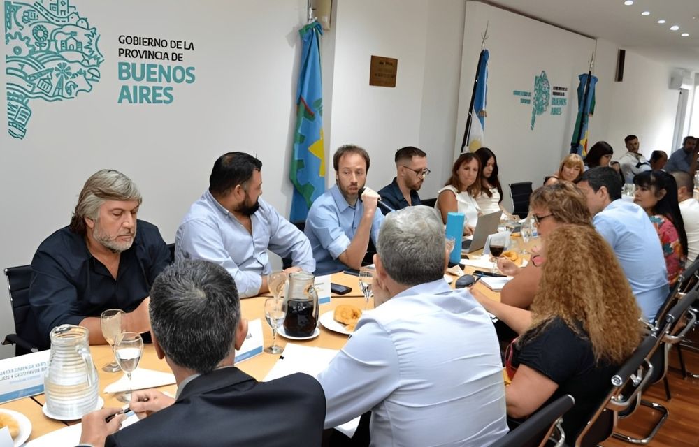 El ministro de Economía, Pablo López, en una reunión de paritarias con los gremios estatales.&nbsp;