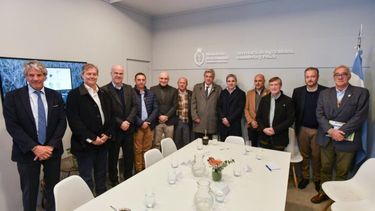 Luis Caputo junto a dirigentes del campo.