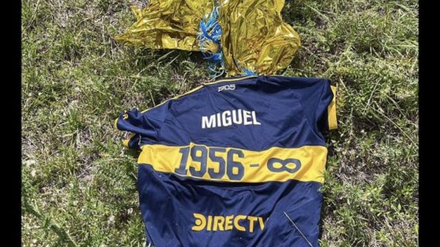 La camiseta en homenaje a Miguel Russo. 